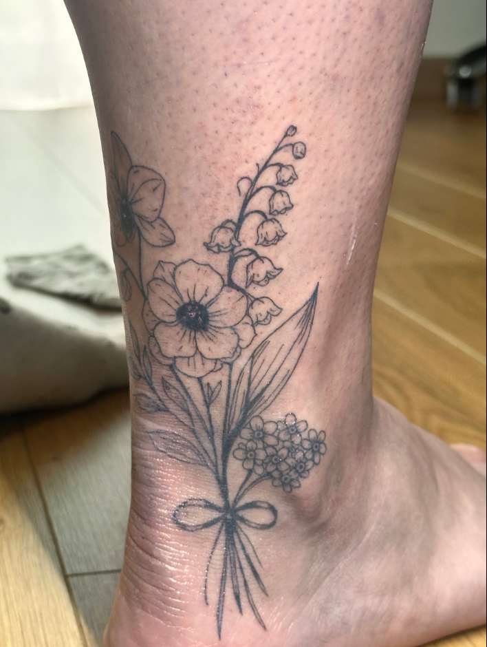 Tatouage floral fin sur la cheville