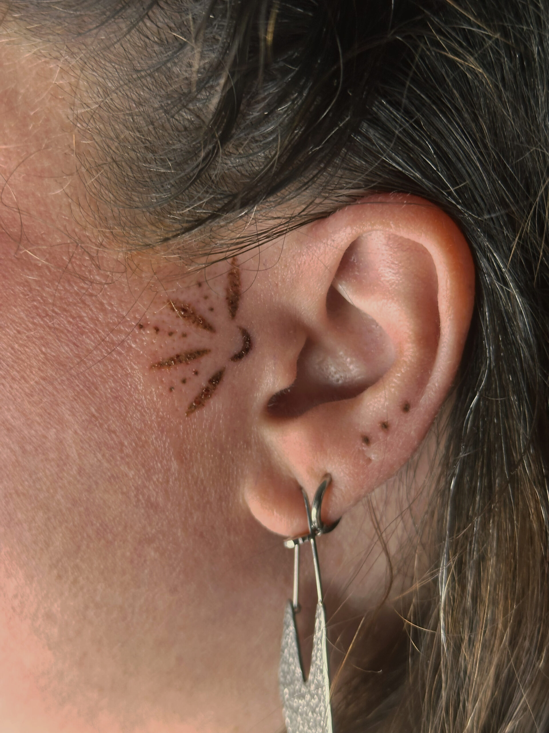 Art pigmentaire hybride autour de l’oreille