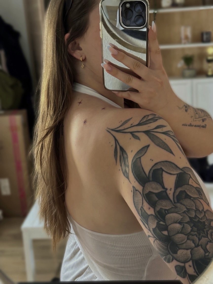 Tatouages fins et détails pigmentaires naturels