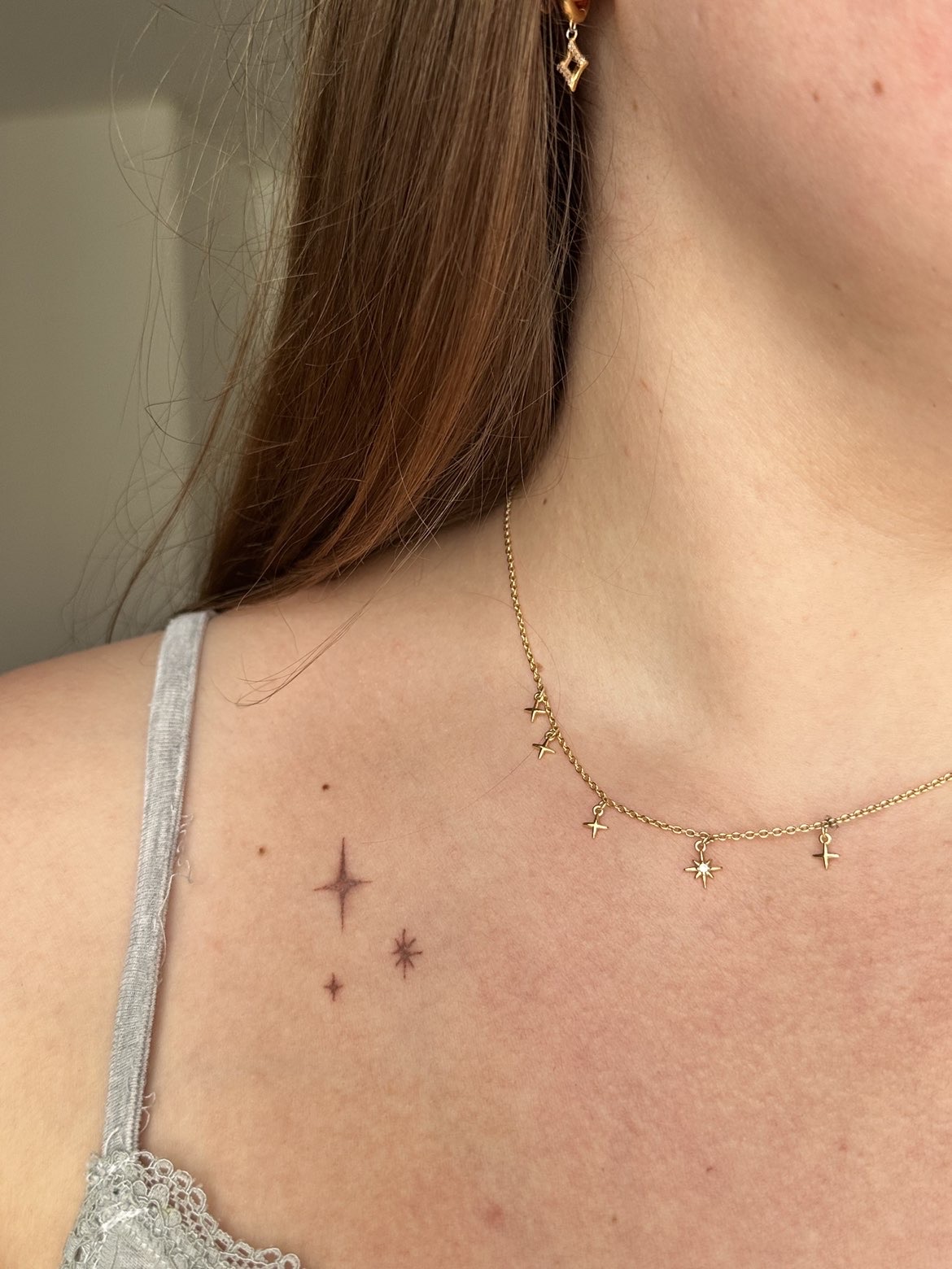 Motifs étoilés discrets en art pigmentaire hybride