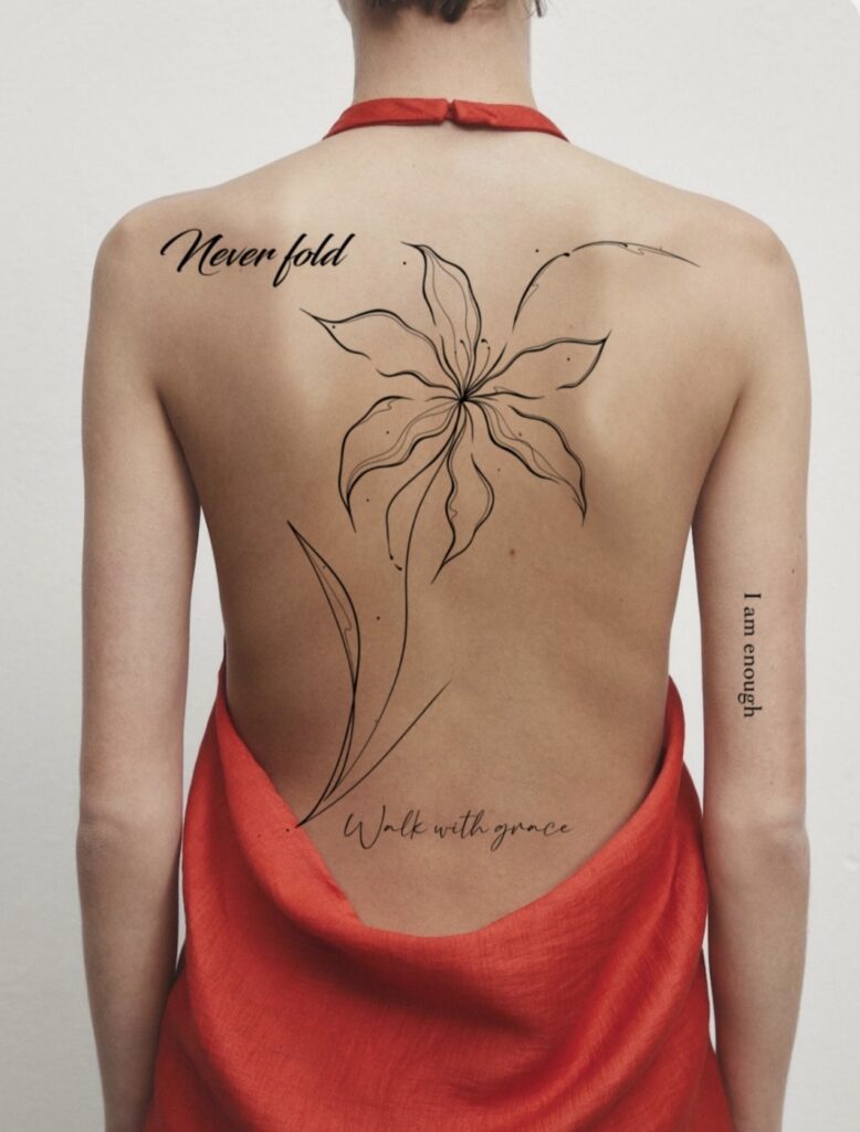 Flash tattoo « Fleur & affirmations » dessiné par 6rius Tattoo près de Mulhouse, vue 2.