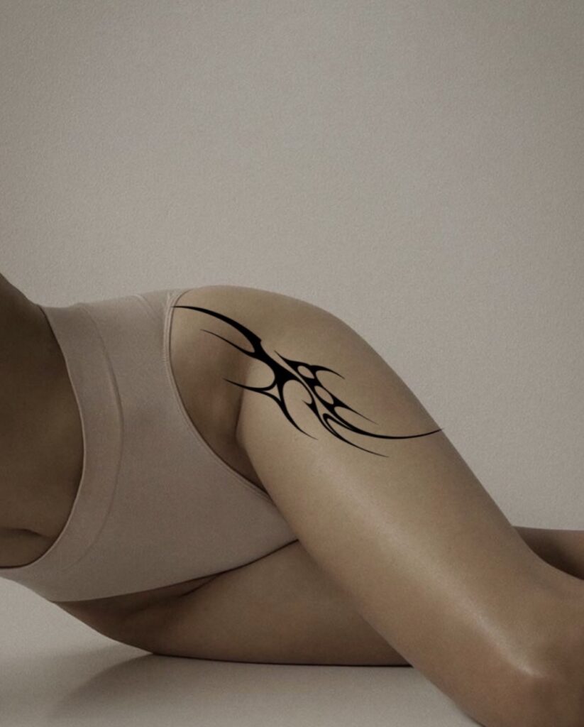 Flash tattoo « Tribal cybersigil » dessiné par 6rius Tattoo près de Mulhouse, vue 2.