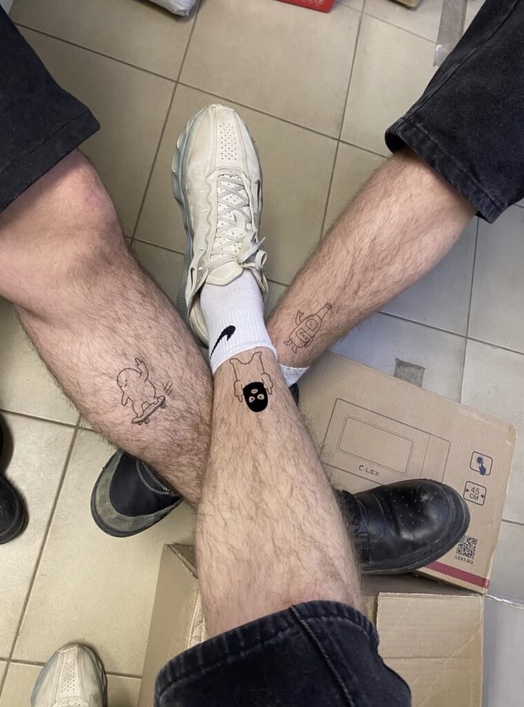 Flash tattoo « Petits persos apéro » dessiné par 6rius Tattoo près de Mulhouse, vue 2.