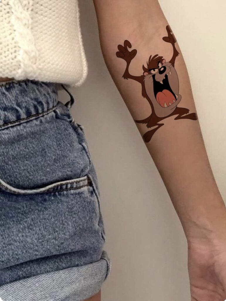 Flash tattoo « Cartoon déjanté » dessiné par 6rius Tattoo près de Mulhouse, vue 2.
