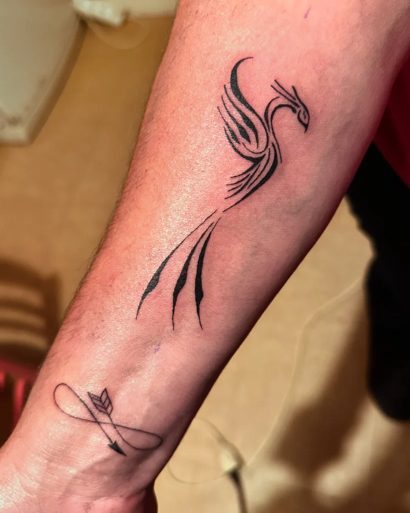 Tatouage « Phoenix & infini » réalisé par 6rius Tattoo près de Mulhouse.