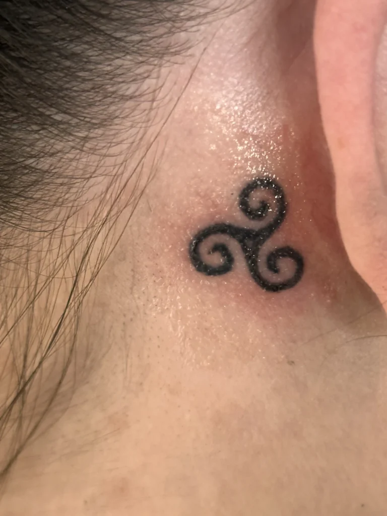 Tatouage « Triskèle » réalisé par 6rius Tattoo près de Mulhouse.