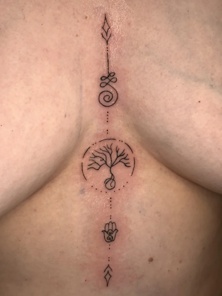 Tatouage « Arbre symbolique » réalisé par 6rius Tattoo près de Mulhouse.