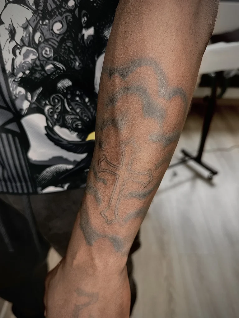 Tatouage « Portrait sur l’avant-bras » réalisé par 6rius Tattoo près de Mulhouse.