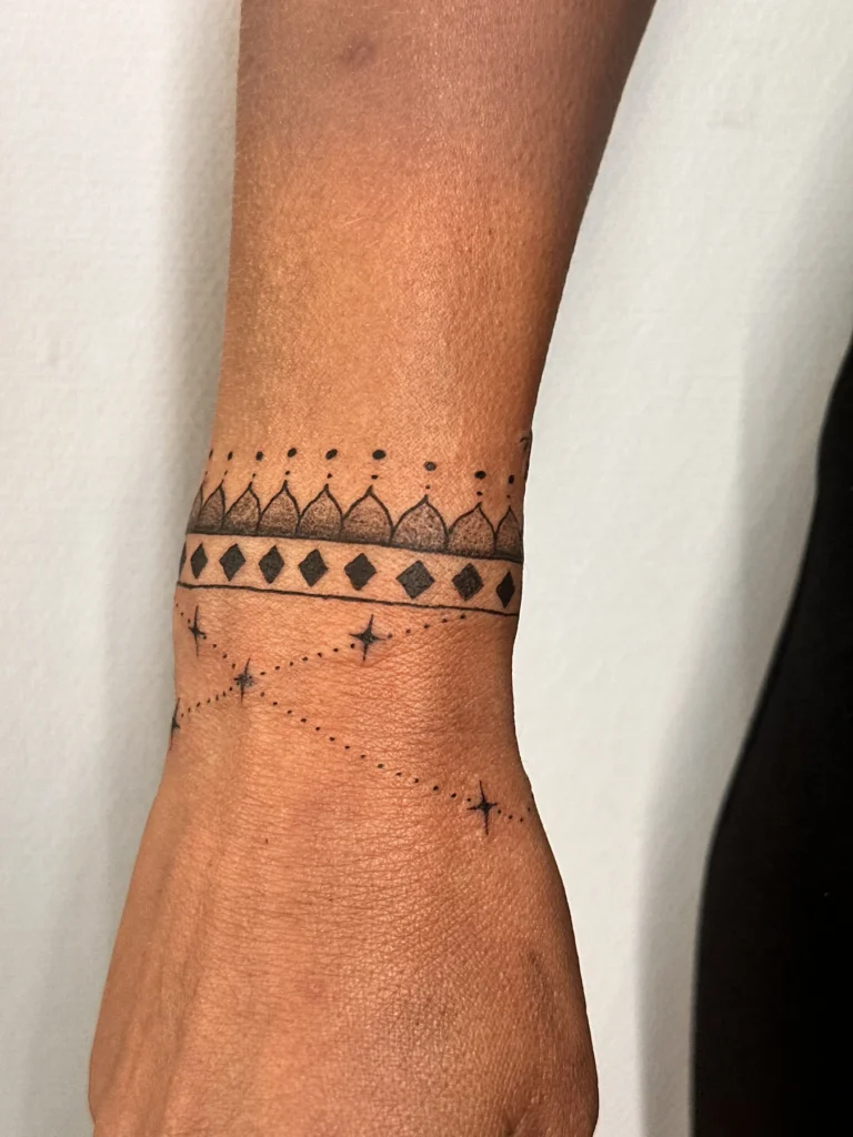 Tatouage « Bracelet ornemental » réalisé par 6rius Tattoo près de Mulhouse.