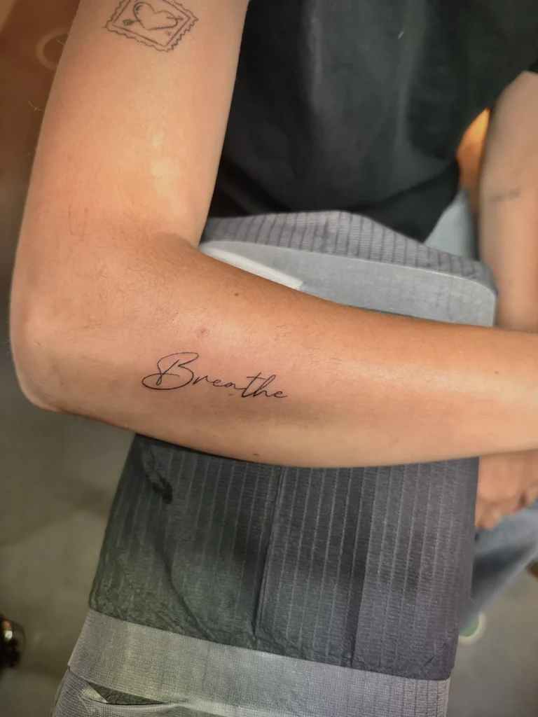 Tatouage « Breathe » réalisé par 6rius Tattoo près de Mulhouse.