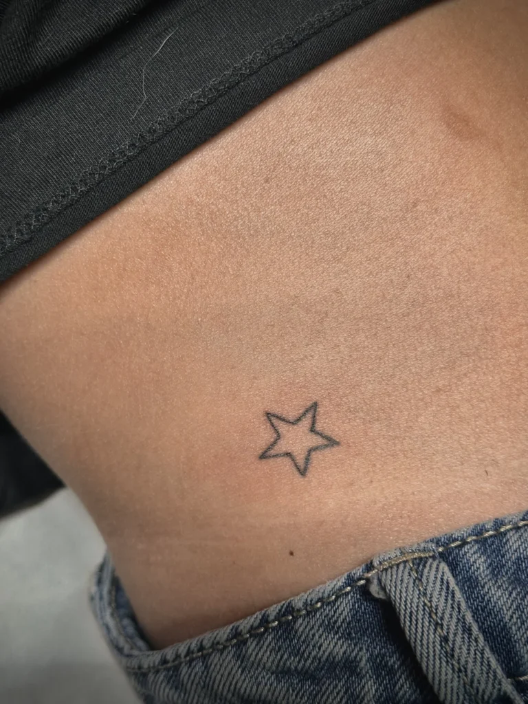 Tatouage « Étoile minimaliste » réalisé par 6rius Tattoo près de Mulhouse.