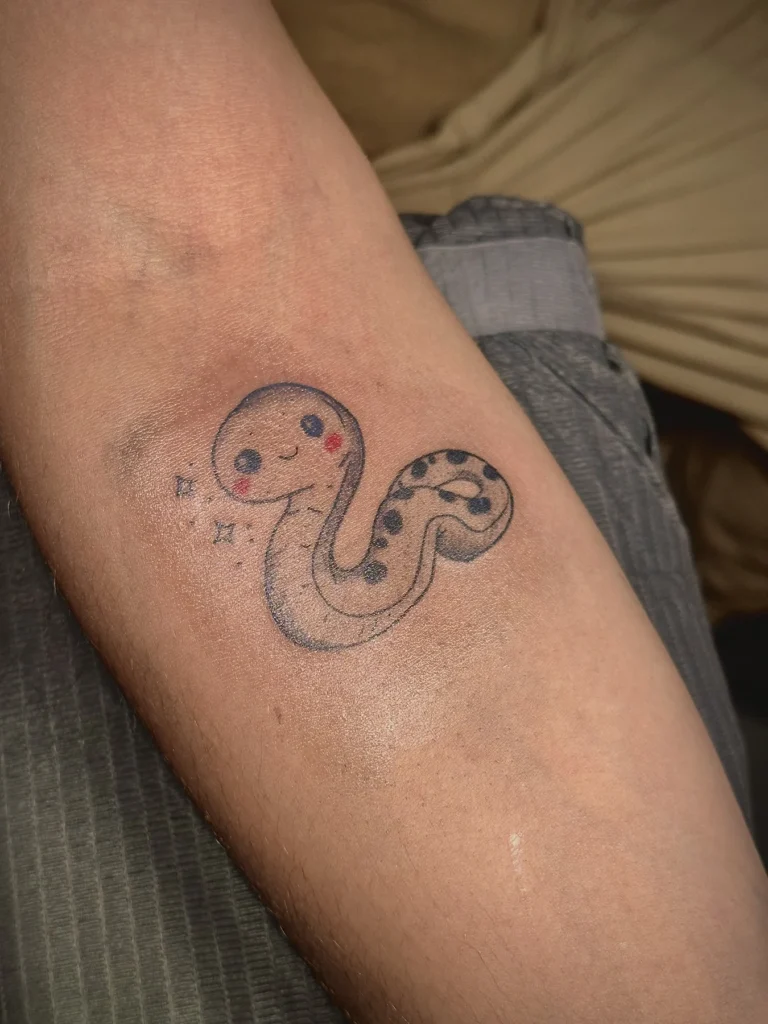 Tatouage « Serpent coloré » réalisé par 6rius Tattoo près de Mulhouse.
