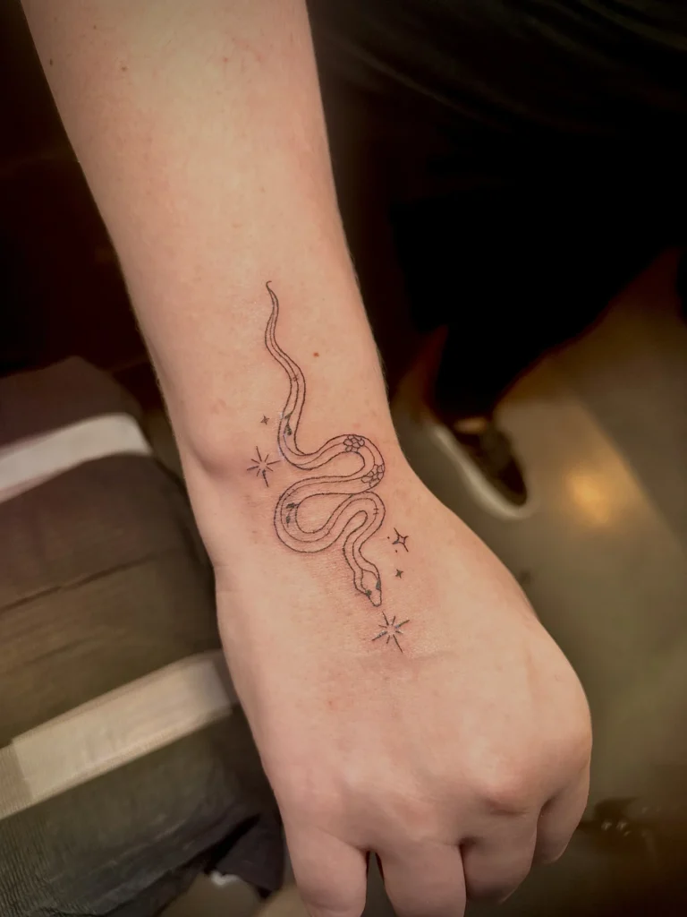 Tatouage « Serpent ornemental » réalisé par 6rius Tattoo près de Mulhouse.