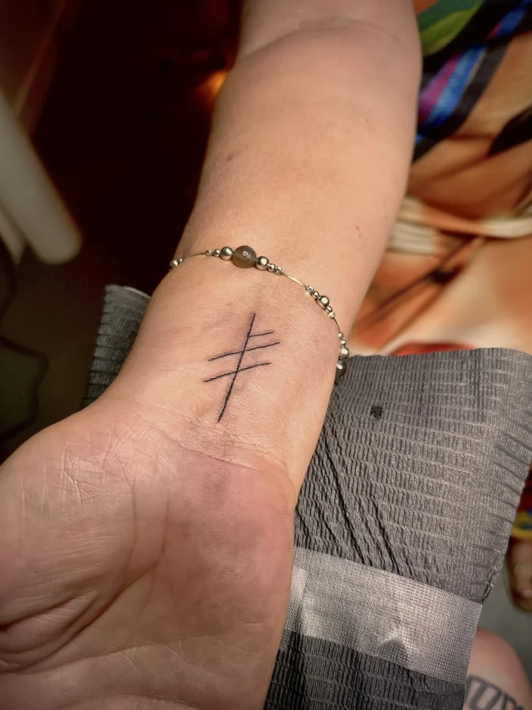 Tatouage « Symboles minimalistes » réalisé par 6rius Tattoo près de Mulhouse.