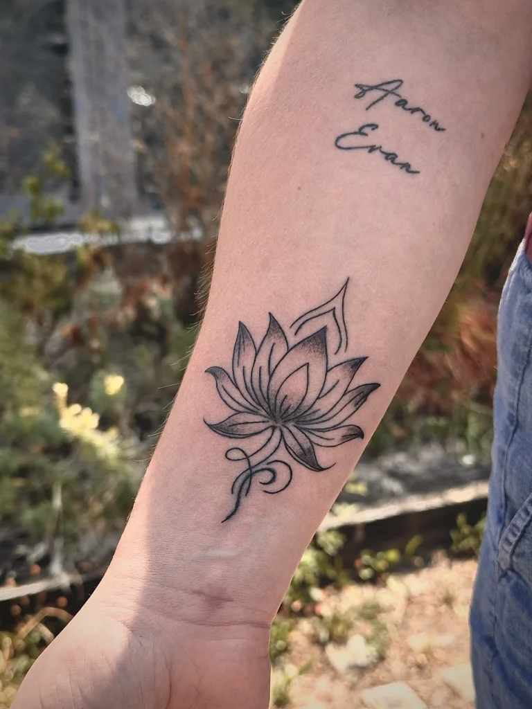 Tatouage « Lotus » réalisé par 6rius Tattoo près de Mulhouse.