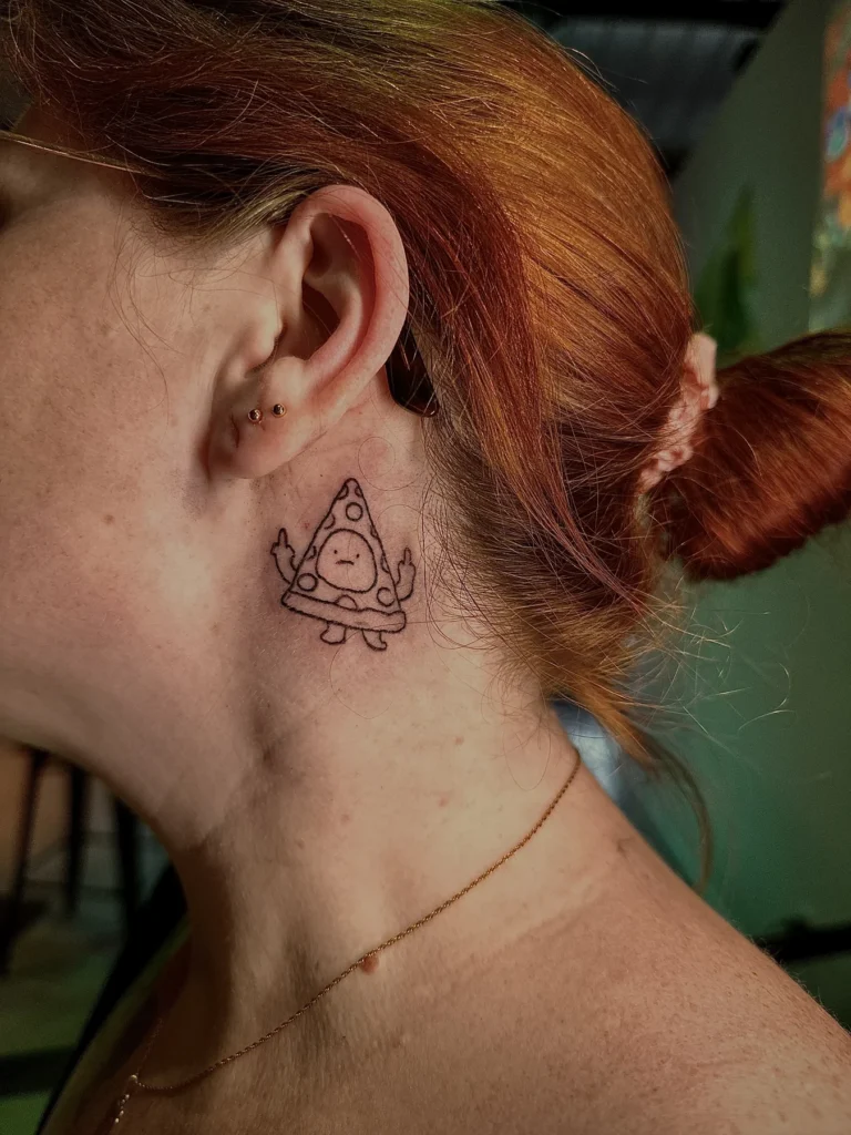 Tatouage « Pizza kawaii » réalisé par 6rius Tattoo près de Mulhouse.