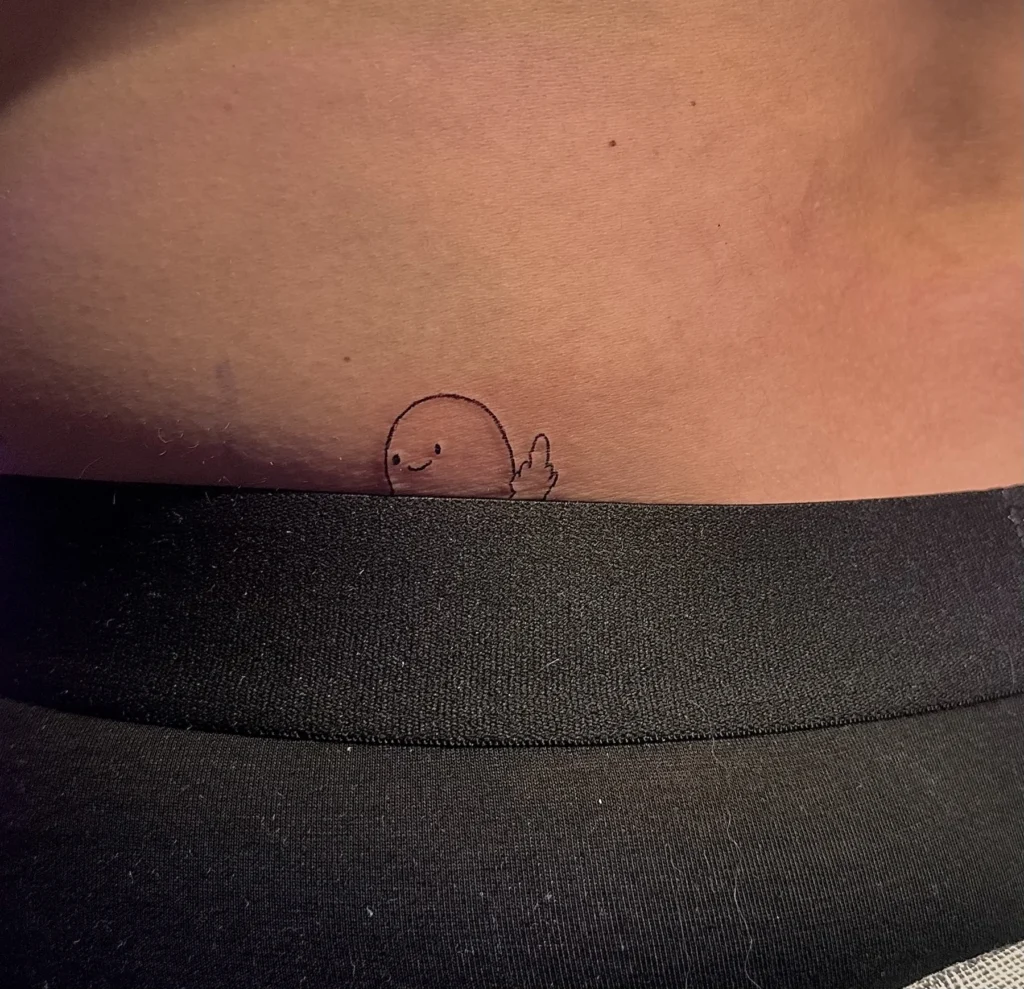 Tatouage « Petit personnage » réalisé par 6rius Tattoo près de Mulhouse.