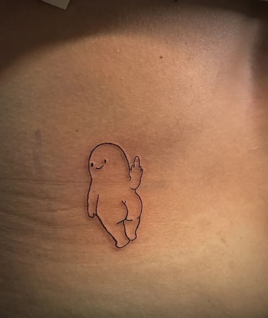 Tatouage « Petit personnage » réalisé par 6rius Tattoo près de Mulhouse, vue 2.