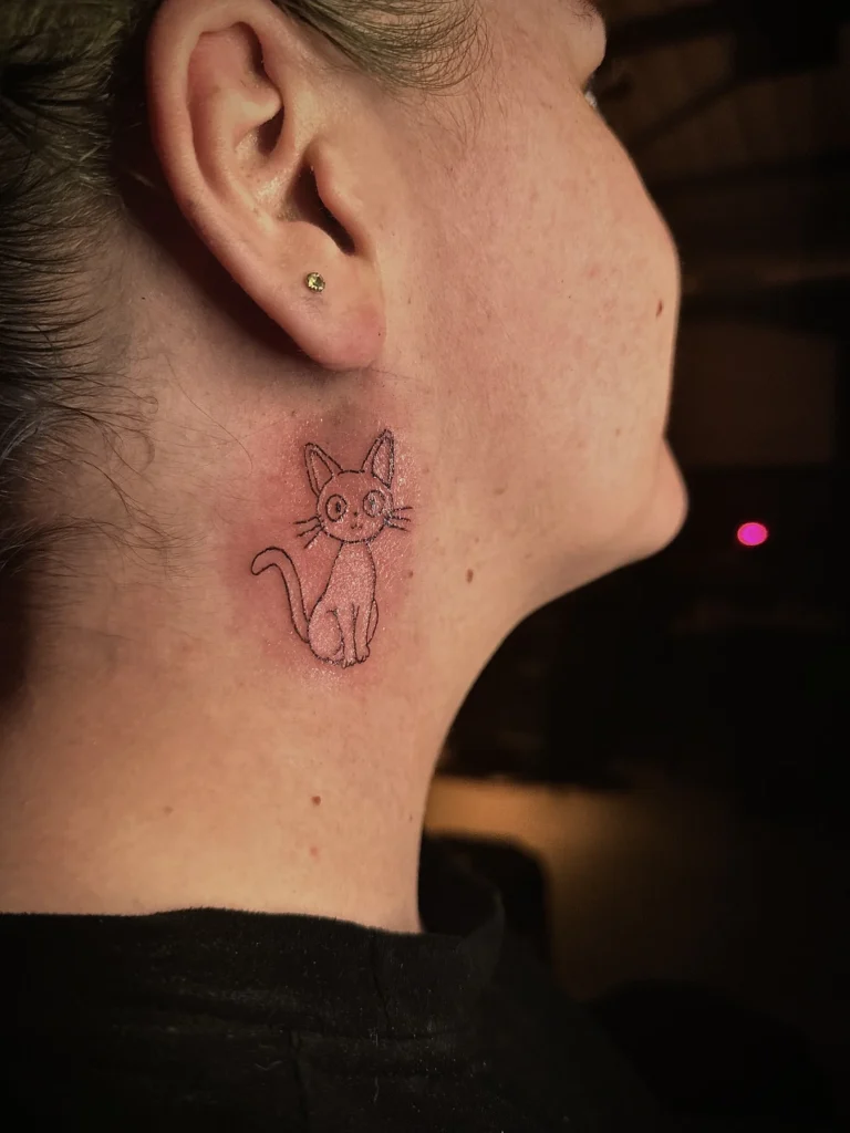 Tatouage « Chat derrière l’oreille » réalisé par 6rius Tattoo près de Mulhouse.