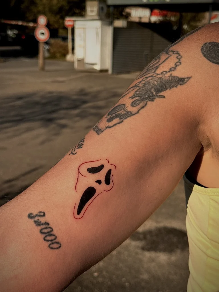 Tatouage « Ghostface » réalisé par 6rius Tattoo près de Mulhouse.