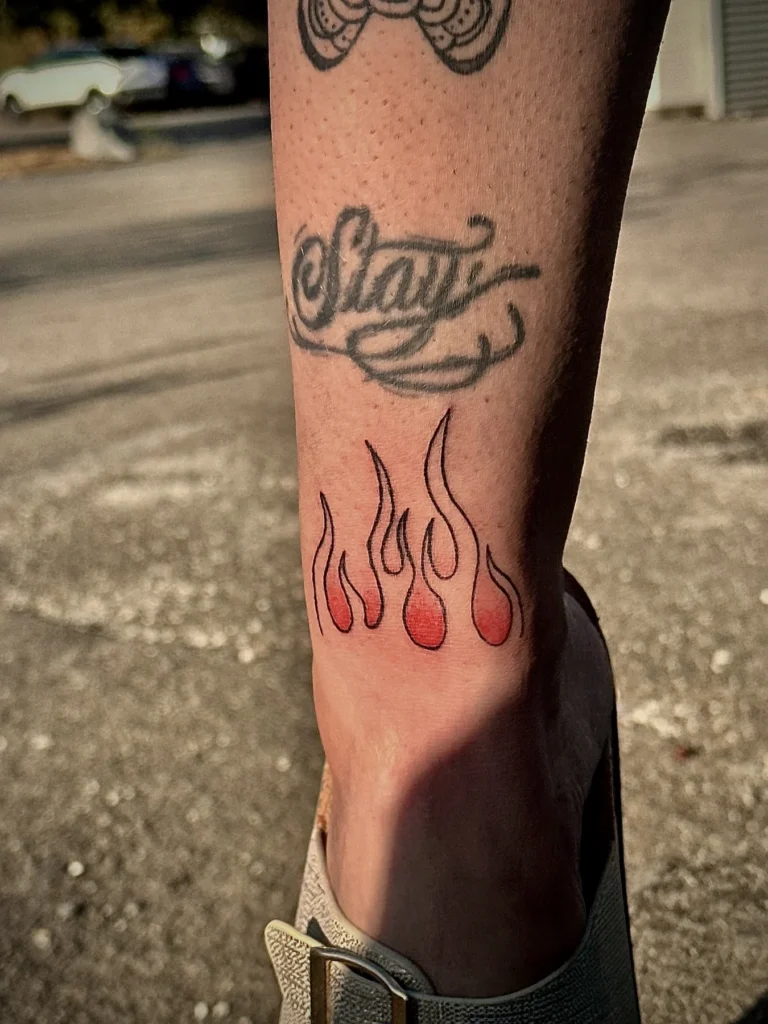 Tatouage « Flammes » réalisé par 6rius Tattoo près de Mulhouse.