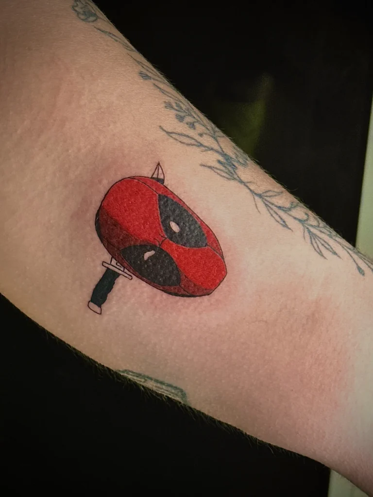 Tatouage « Champignon rouge » réalisé par 6rius Tattoo près de Mulhouse.