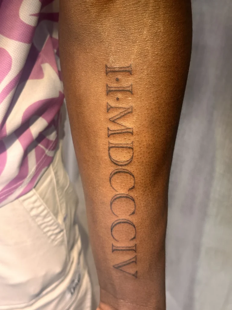 Tatouage « Chiffres romains » réalisé par 6rius Tattoo près de Mulhouse, vue 2.