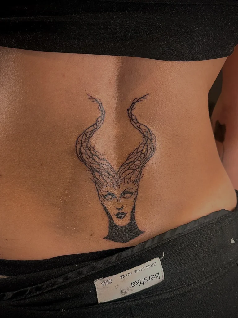 Tatouage « Maléfique » réalisé par 6rius Tattoo près de Mulhouse.