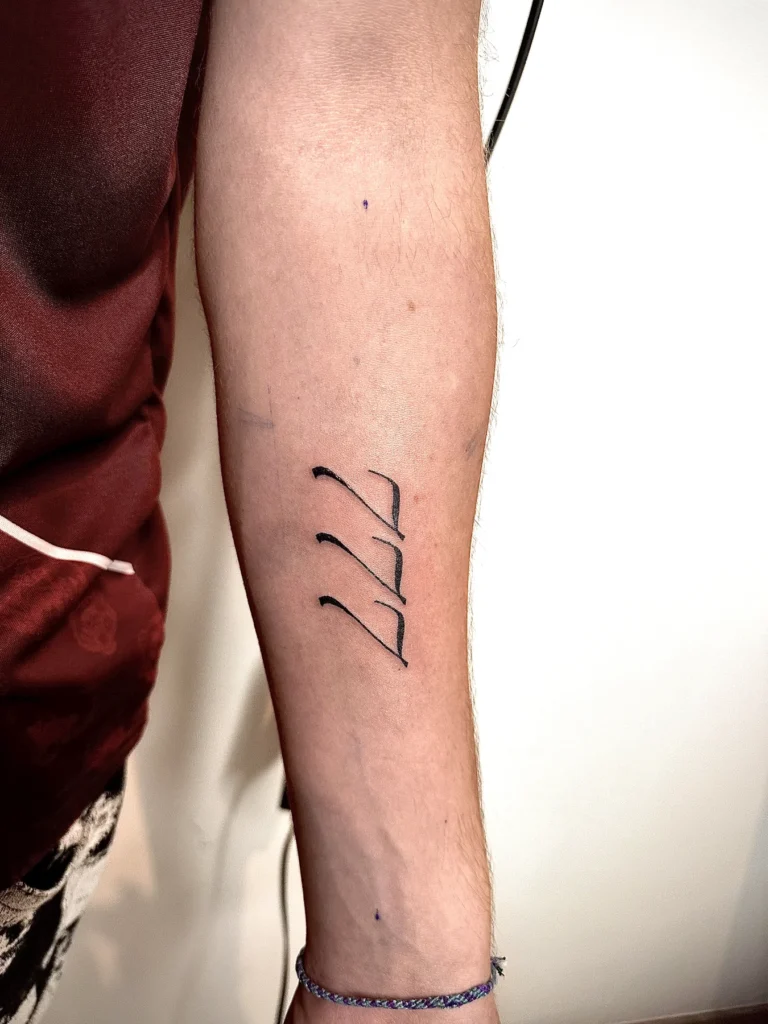 Tatouage « Lignes minimalistes » réalisé par 6rius Tattoo près de Mulhouse.