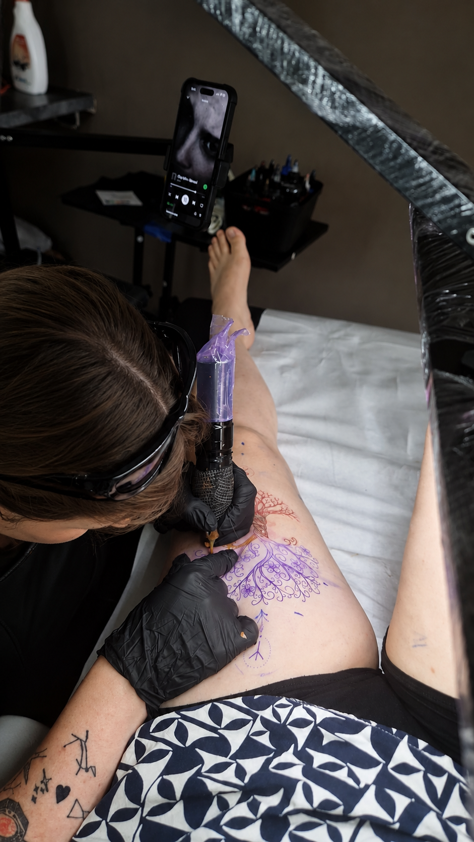 Tatouage en cours de réalisation par 6rius
