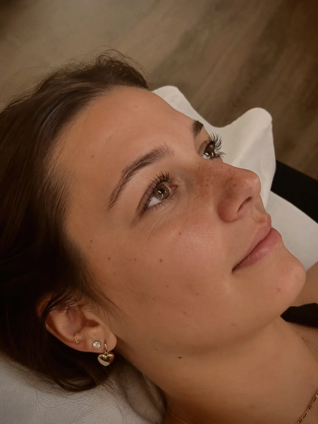 Taches de rousseur naturelles adaptées au visage par 6rius Tattoo à Mulhouse